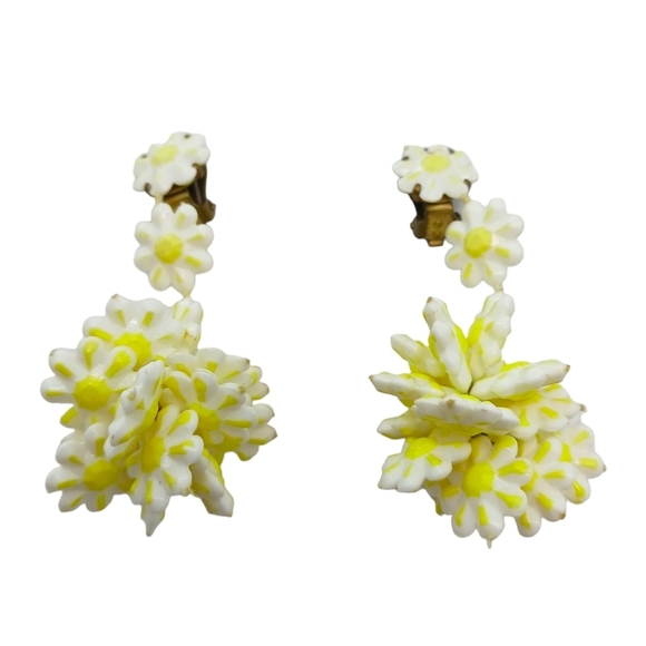 Vintage Womens Flower White Yellow 60s 70s Gogo Style Bold Boho Clip On - Picture 1 of 6